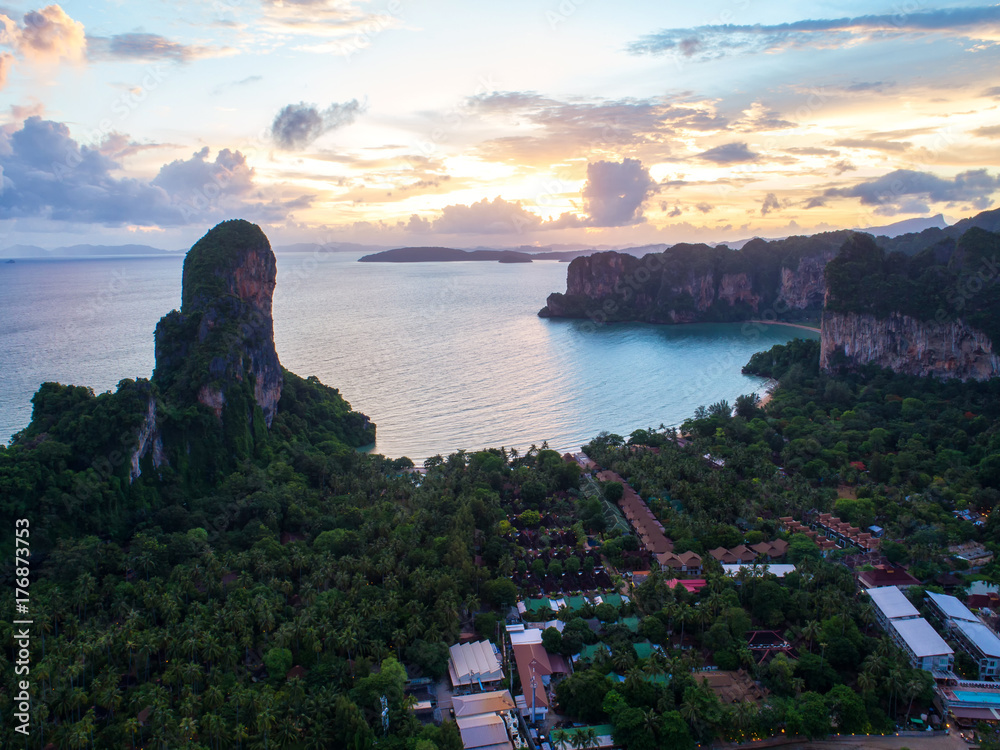 海洋鸟瞰图，俯视图，令人惊叹的自然背景。水的颜色和美丽的明亮。阿祖