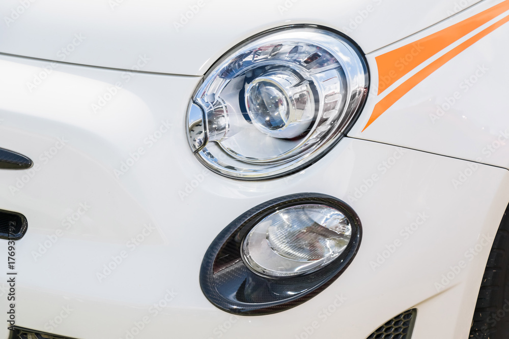 自動車のヘッドライト　Car headlight, headlamp