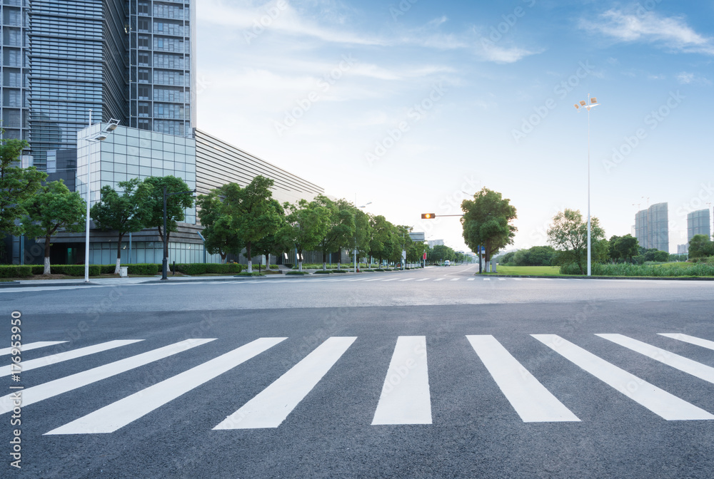 背景是现代建筑的空旷道路，中国上海。