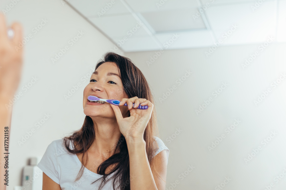 女人在浴室刷牙