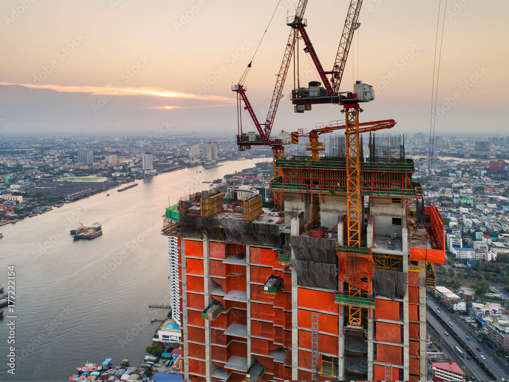 带起重机的建筑工地。建筑工人正在施工。鸟瞰图。俯视图。建筑bac