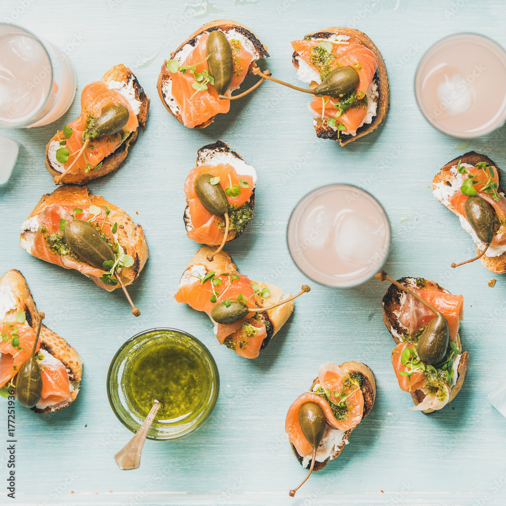 Crostini配烟熏三文鱼、香蒜酱、豆瓣菜、山柑和粉色葡萄柚鸡尾酒，配l