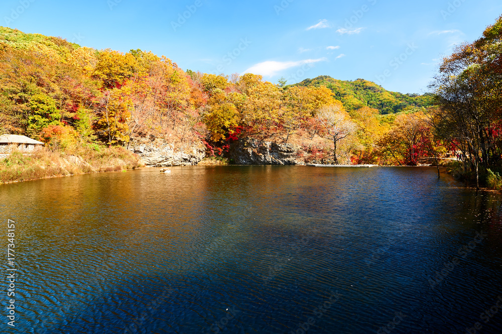 五彩斑斓的山和湖