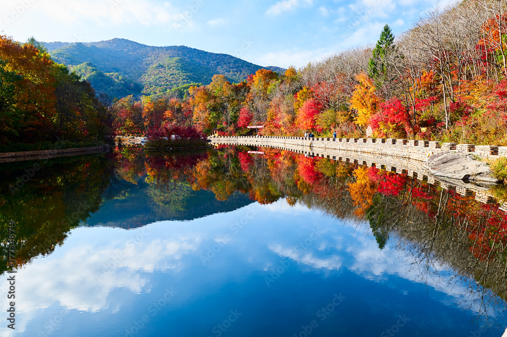 五彩斑斓的山和湖