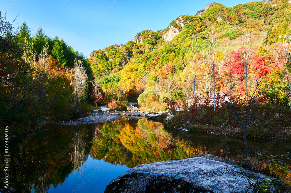 五彩斑斓的山和湖