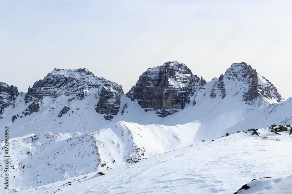 奥地利斯塔拜阿尔卑斯山冬季雪和蓝天的山脉全景