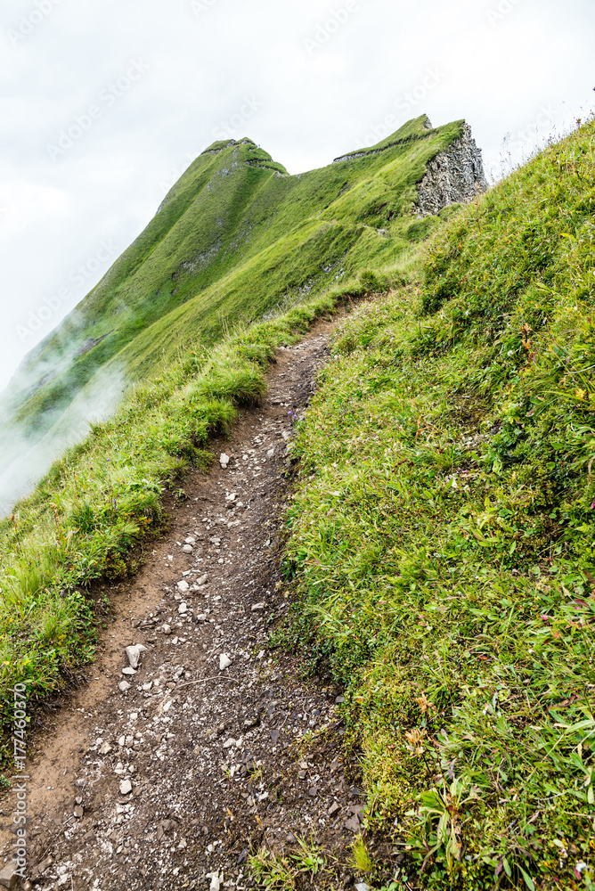 Weg ins Ungewisse, Gratwanderung Brienzer Rothorn, Berner Oberland, Schweiz