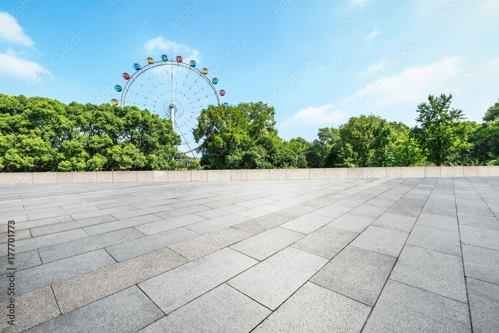 城市公园空荡荡的广场和游乐场摩天轮