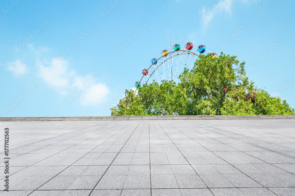 城市公园空荡荡的广场和游乐场摩天轮