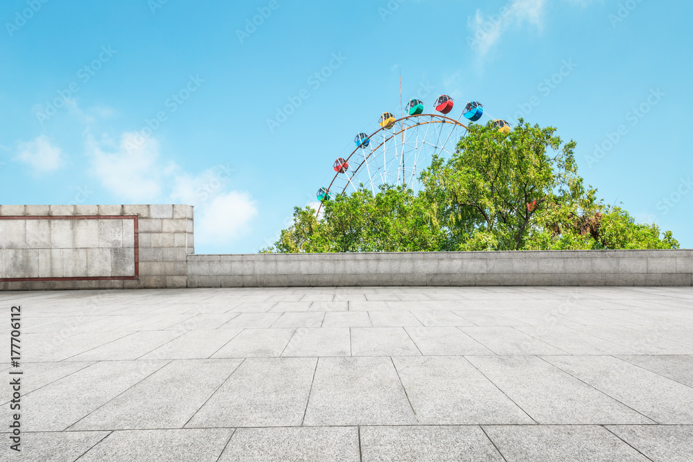 城市公园空荡荡的广场和游乐场摩天轮