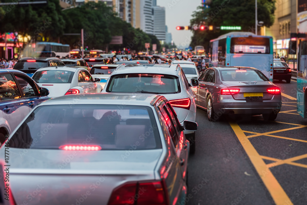 一排排汽车堵塞主要街道