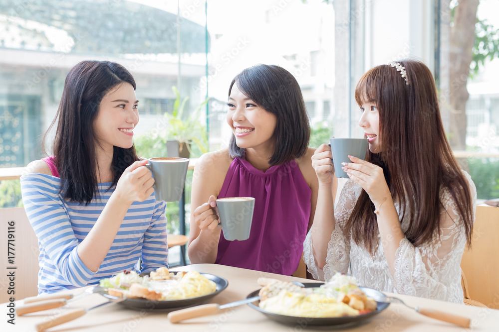 餐厅里快乐的女性朋友