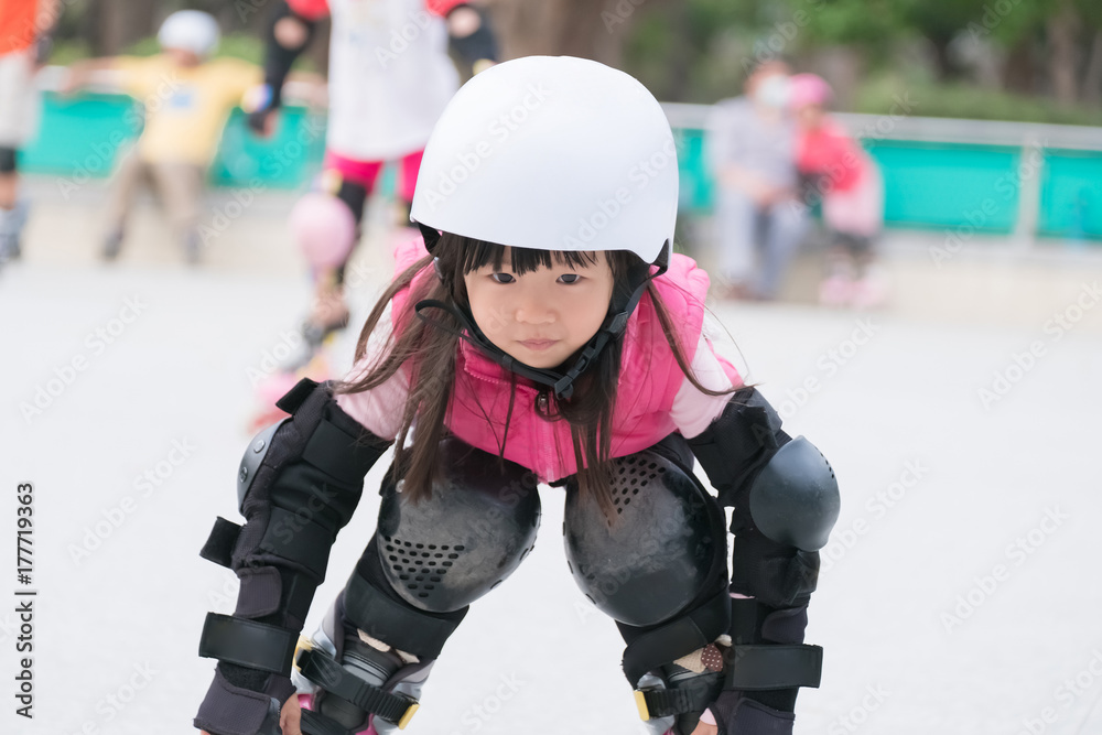 女孩玩轮滑