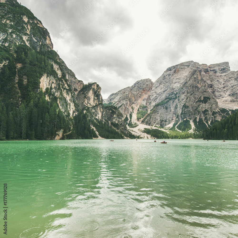 Fanes Sennes Braies自然公园的Lago di Braies或Pragser Wildsee，方形作物。山湖智慧