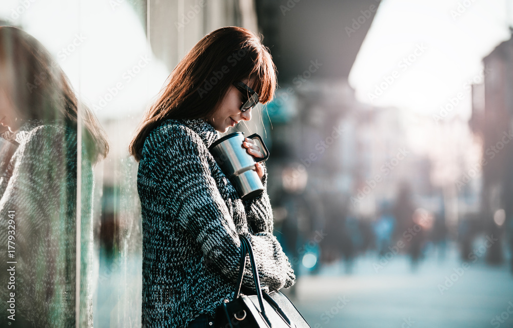 站在城市街道上的时髦女人