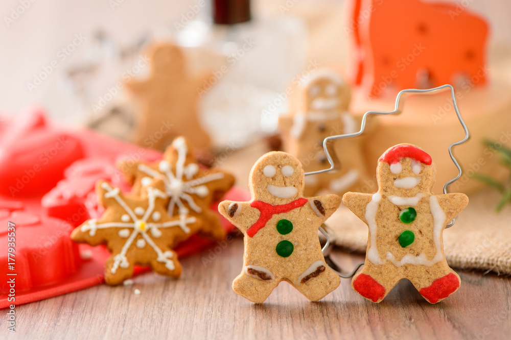 Christmas food. Gingerbread man and gingerbread star cookies in 

Christmas setting. Xmas dessert