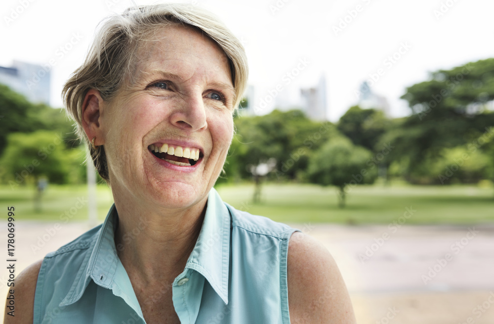 老年女性微笑生活幸福观