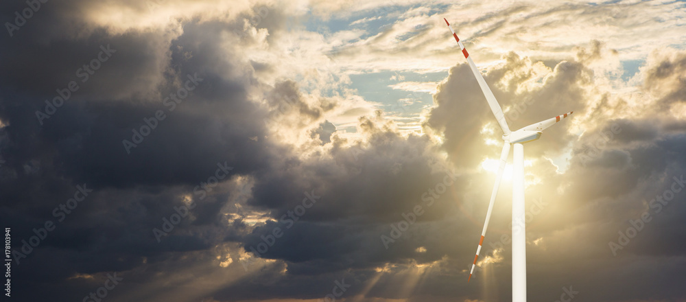 日落天空背景下的风力发电机。清洁能源概念