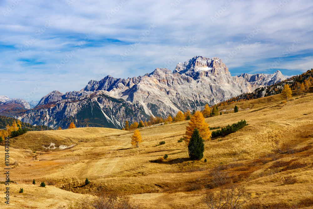 Passo Falzarego的山谷和Tofana di Rozes景观