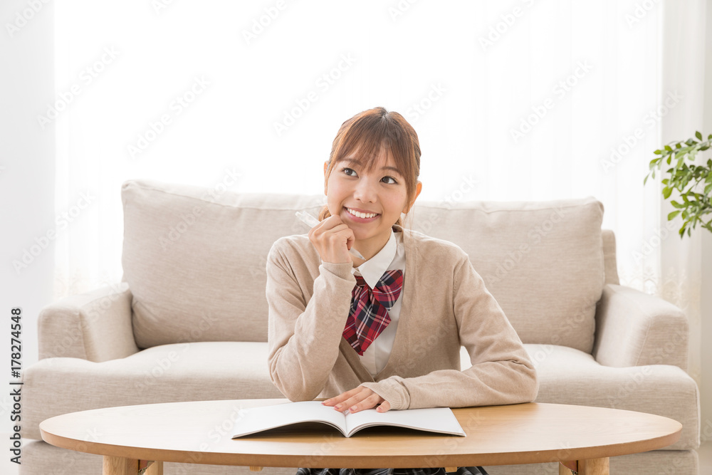 リビングで勉強をする女子高生