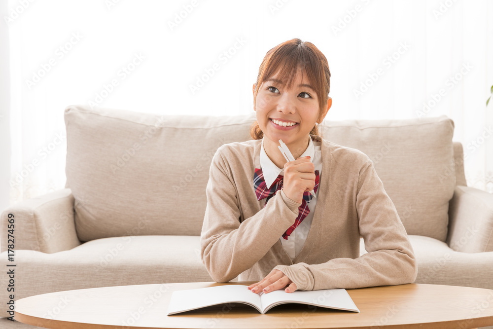 リビングで勉強をする女子高生