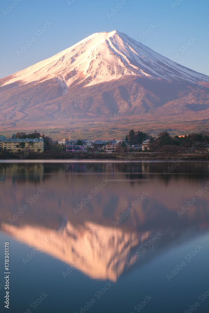 富士山在水面上的倒影和日出景观，日本河谷湖的富士山