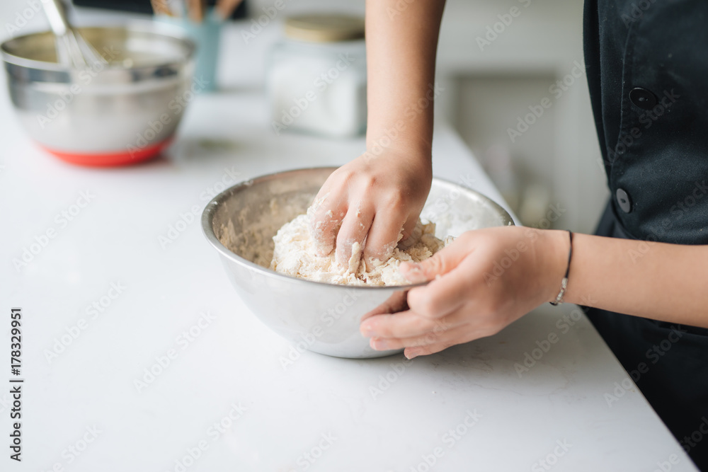 烘焙厨师在厨房烹饪烘焙专业