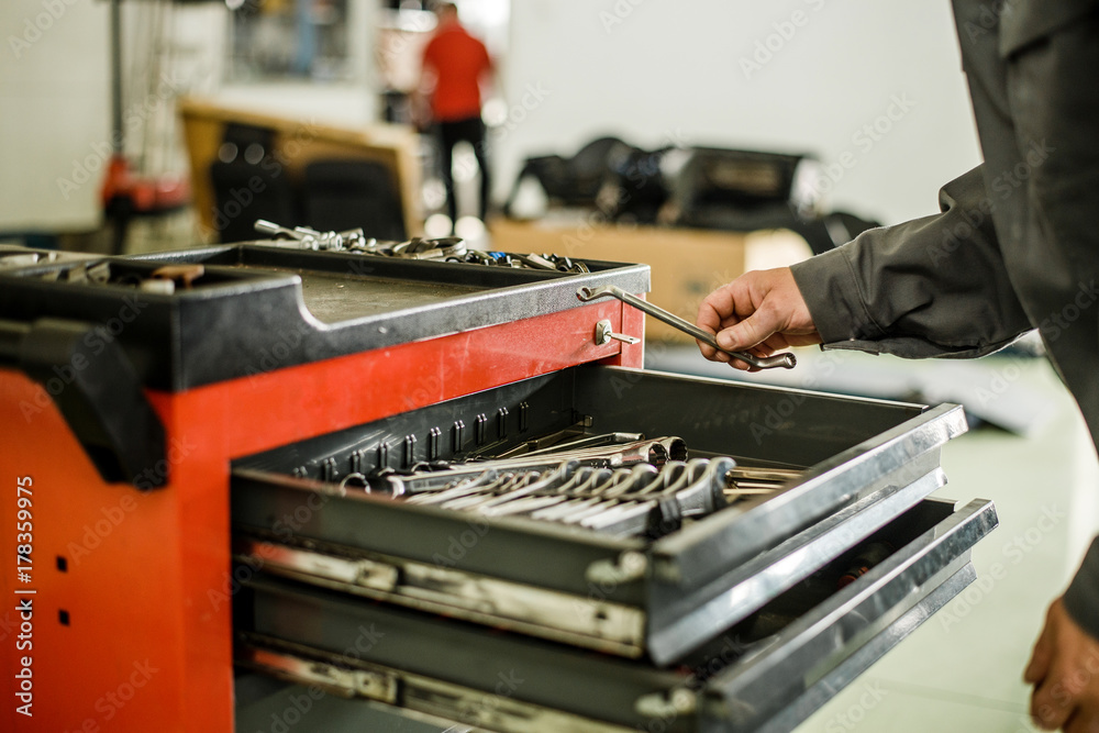 男人在工具箱里找工具。