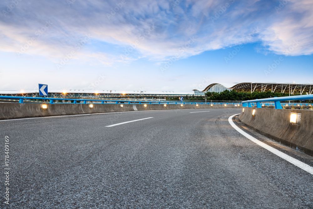 机场沥青道路和城市建筑