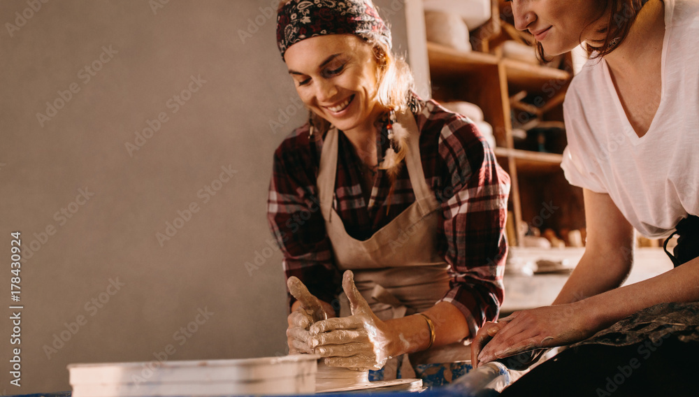 在陶工轮上工作的女性陶工