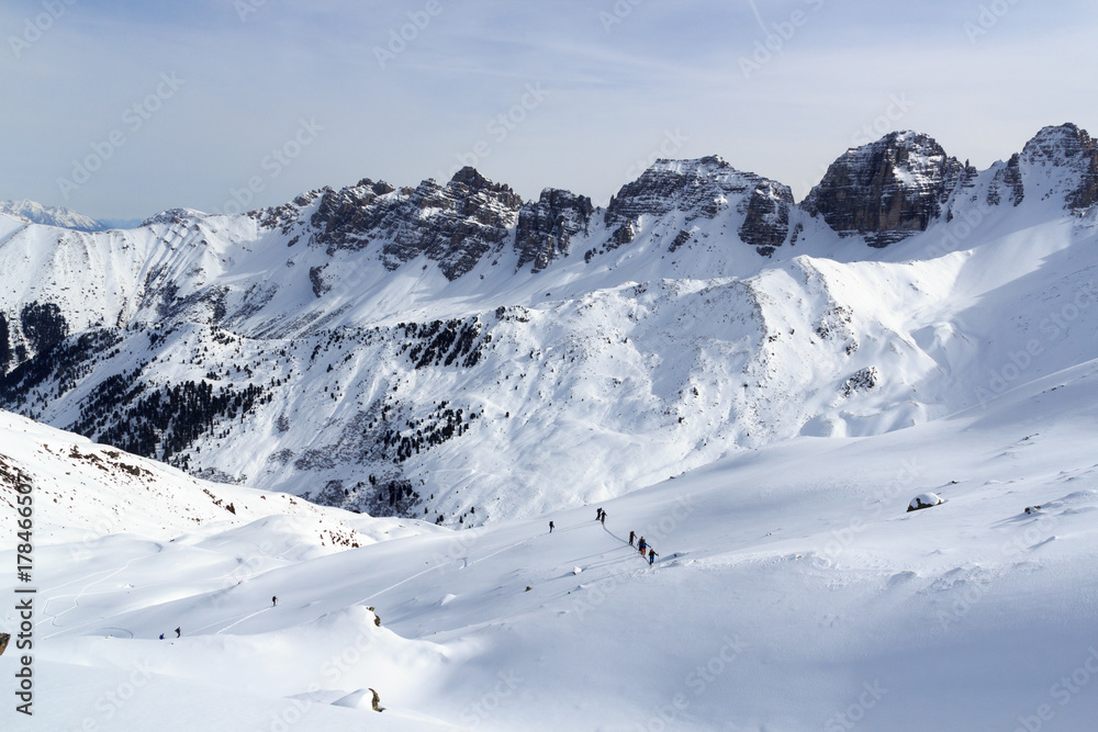 一群人在奥地利斯塔拜阿尔卑斯山滑雪登山和山地雪全景