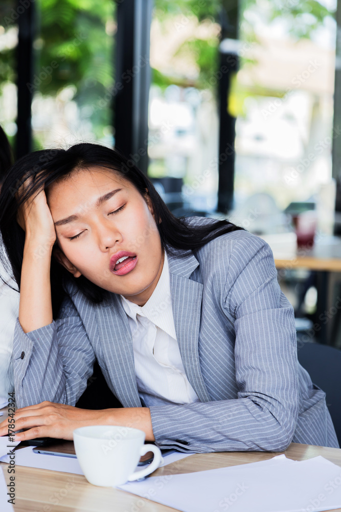 困而懒的商务亚洲女孩在会议上睡觉