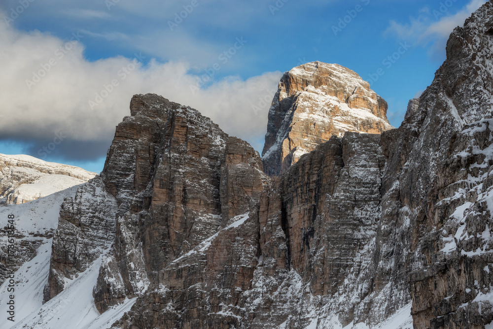 意大利山区全景。意大利山区美丽的自然景观