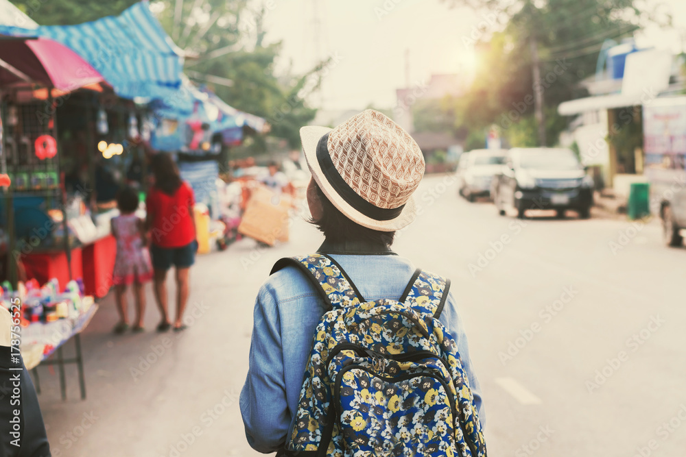 亚洲女性旅行者在街头市场购物