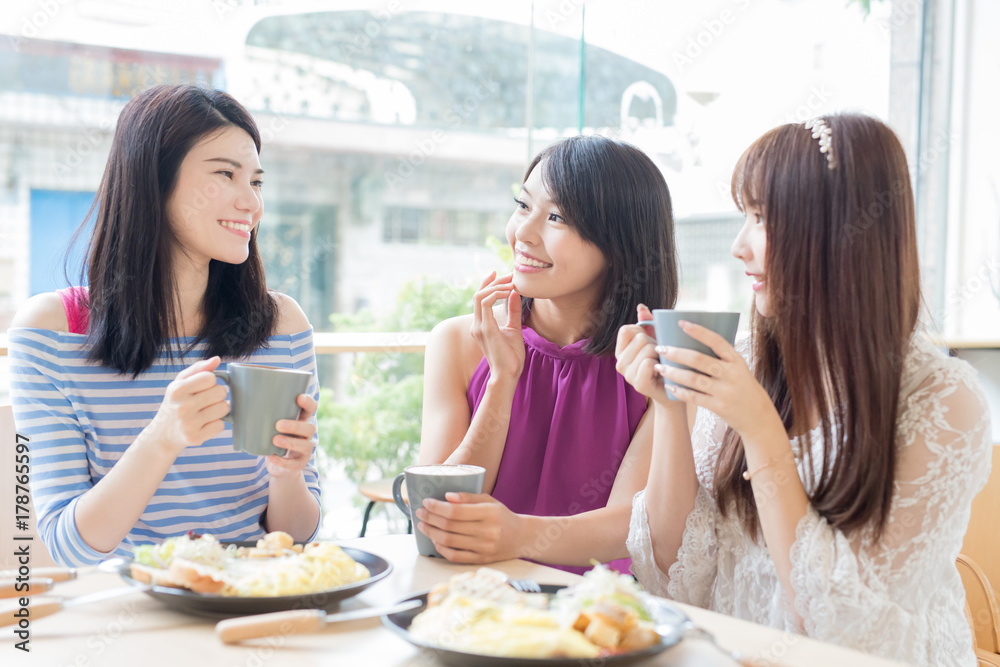 餐厅里快乐的女人朋友