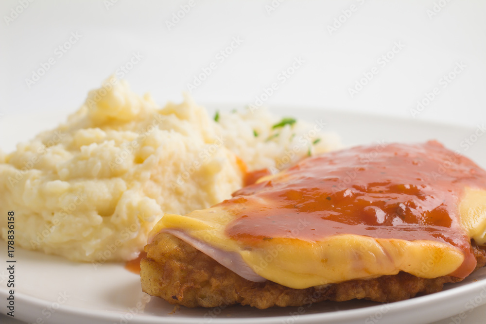 鸡肉里脊配米饭和蘑菇土豆。帕尔马吉亚纳里脊