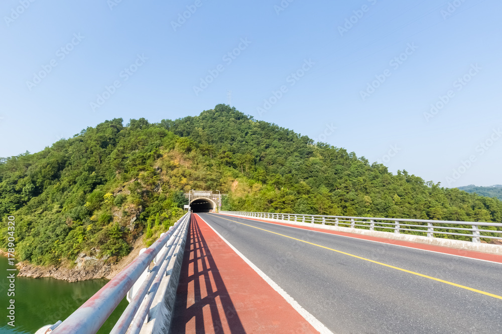 公路隧道和山丘