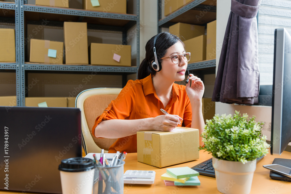 online shopping company calling center worker