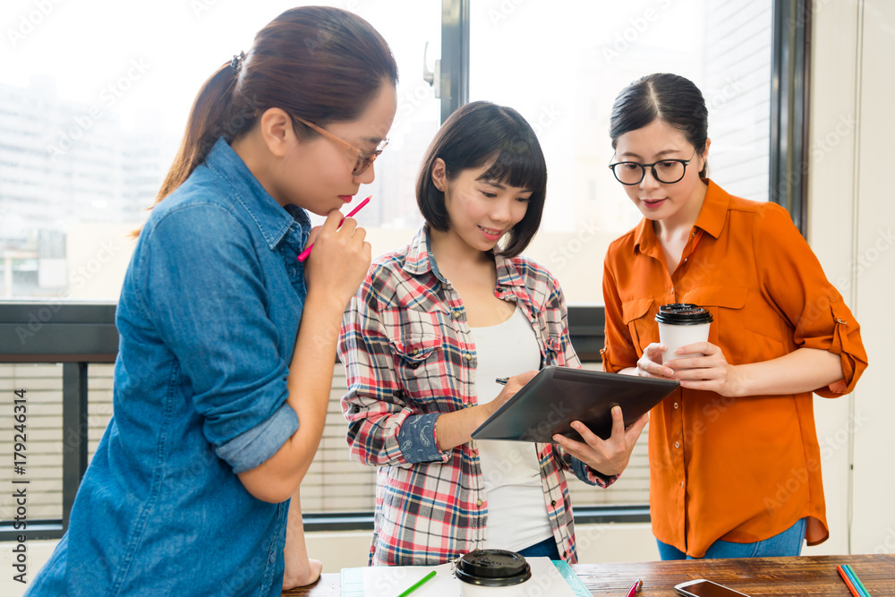 上班族女性使用移动数字平板电脑