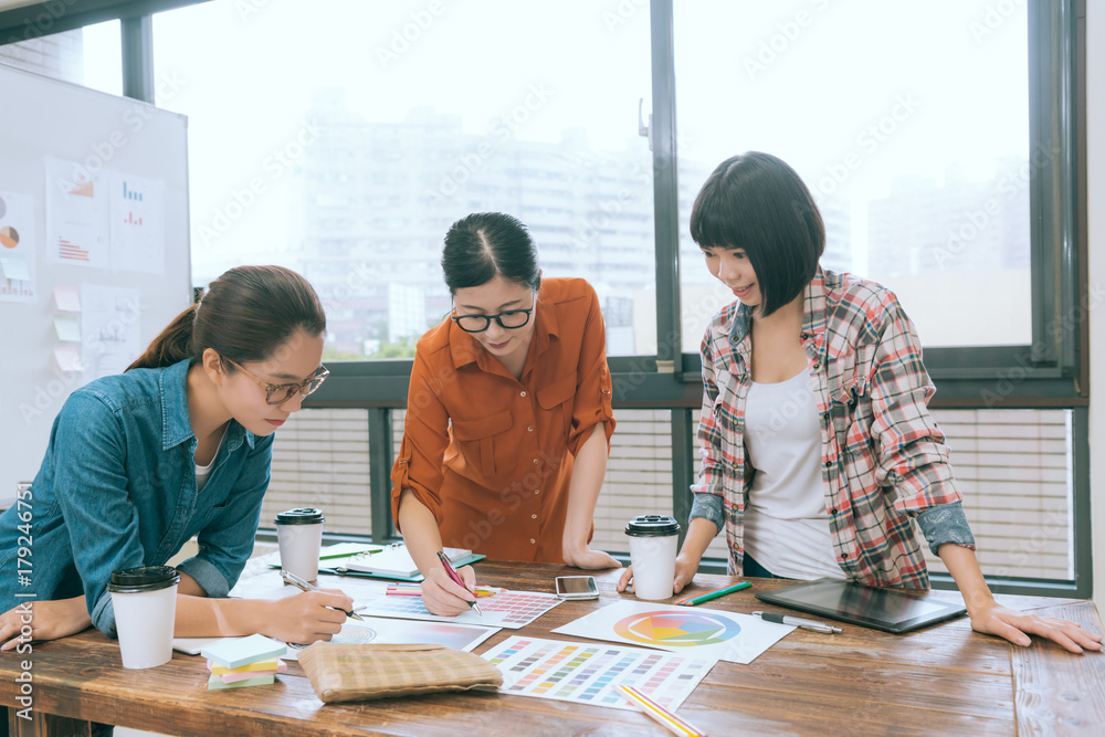 优雅迷人的女性设计师团队负责人