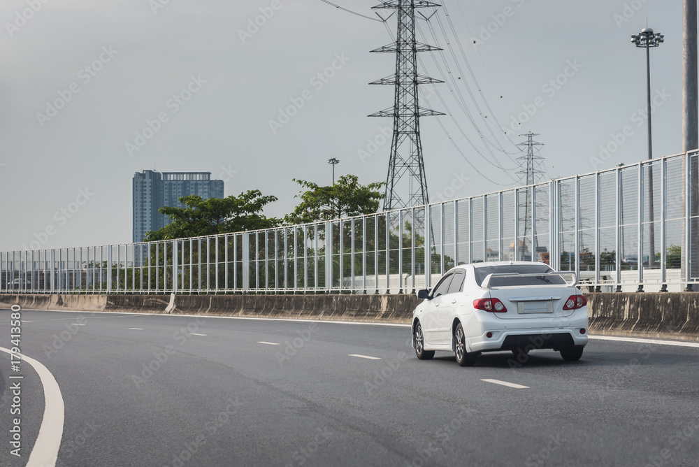 汽车稀少的收费公路