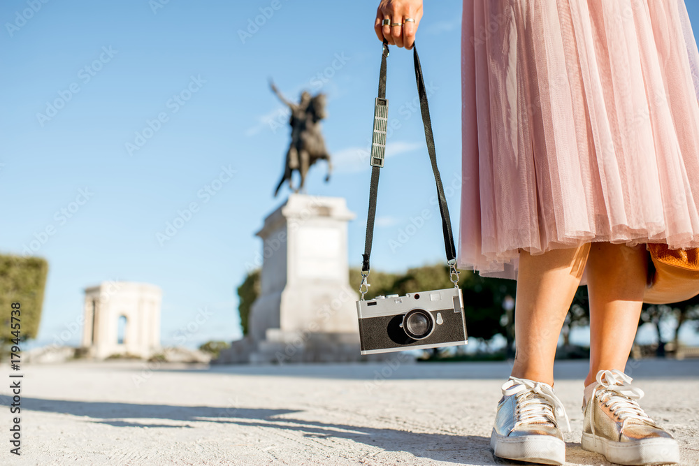 早上，路易斯雕像前著名的佩鲁公园里，一名妇女拿着相机