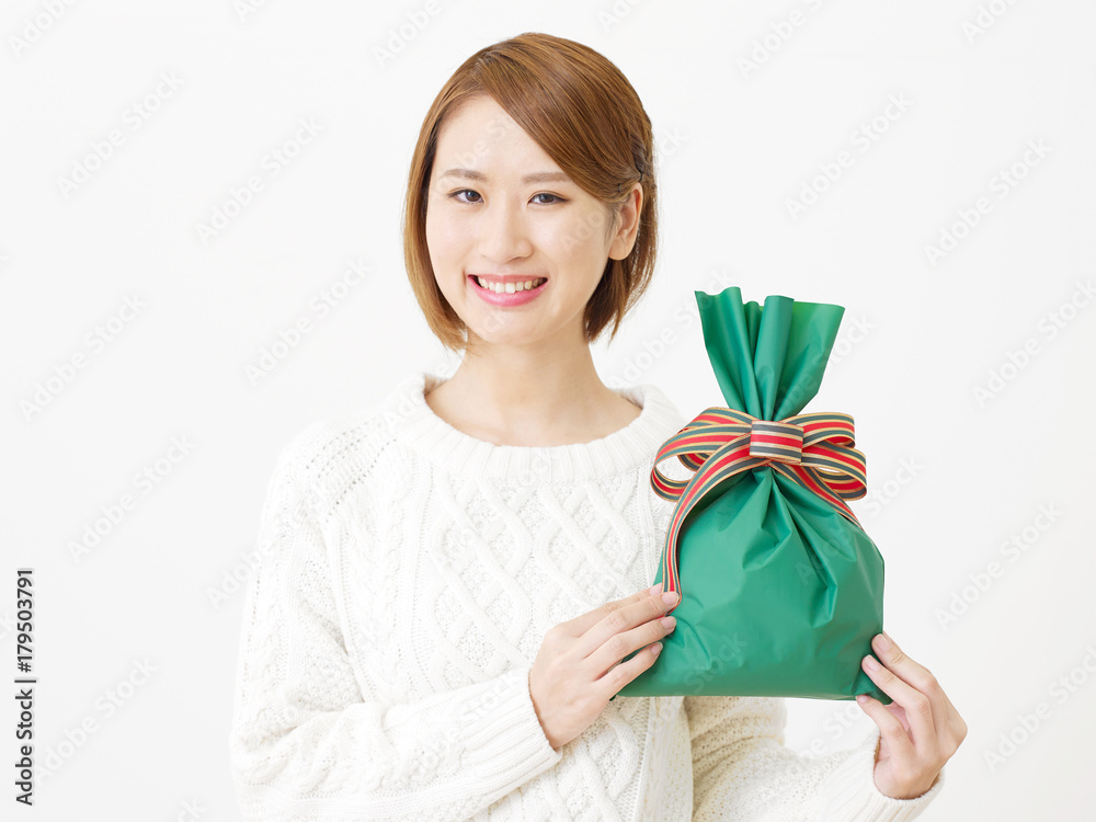 クリスマスプレゼントを持つ女性