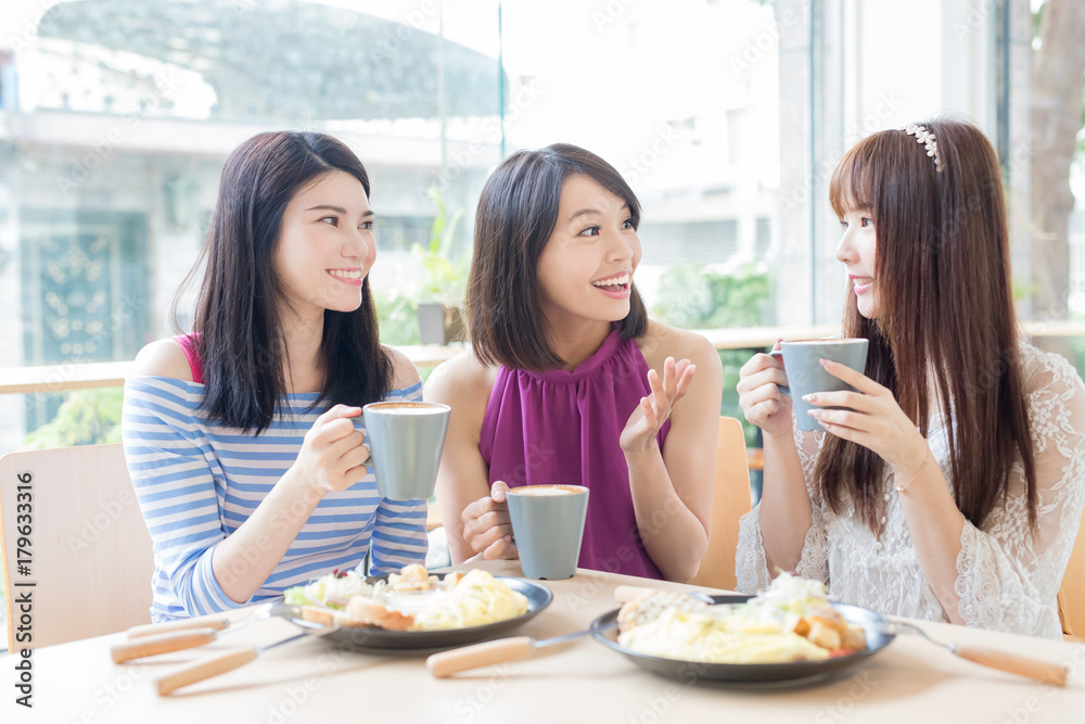 餐厅里快乐的女人朋友