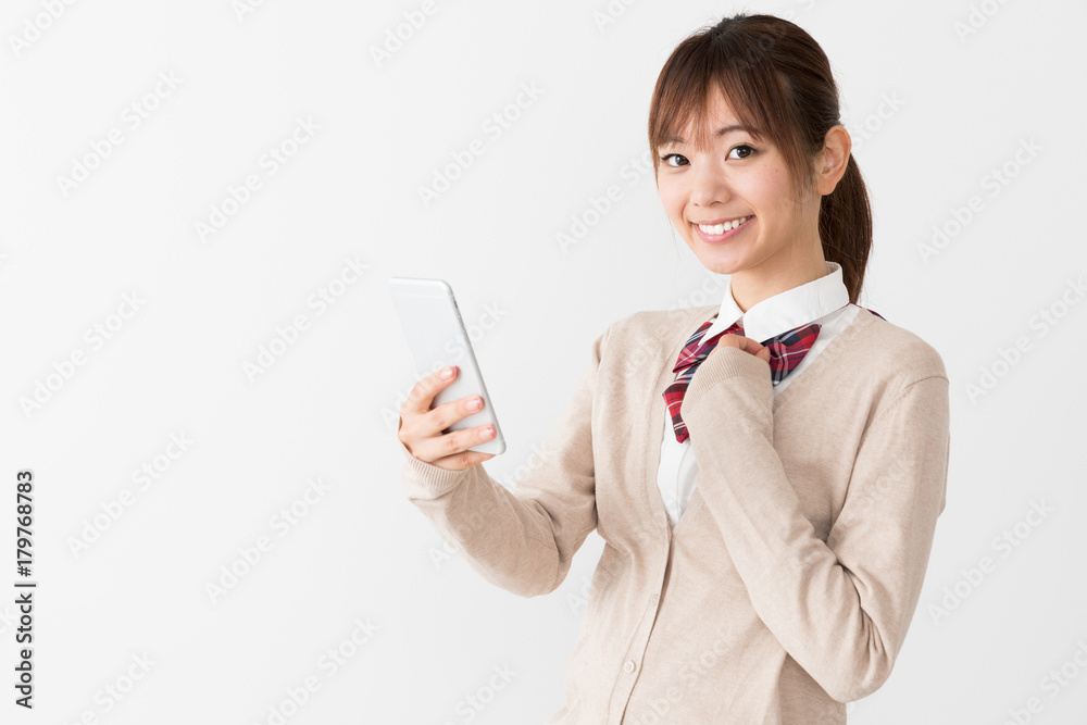 スマートフォンを使う女子高生