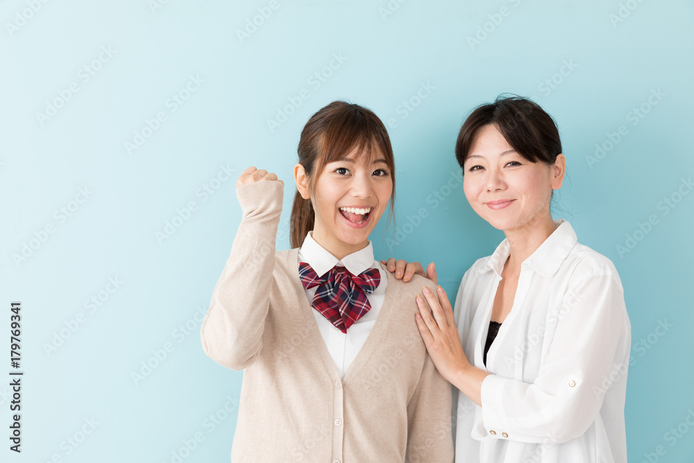 ガッツポーズをする女子高生と母親