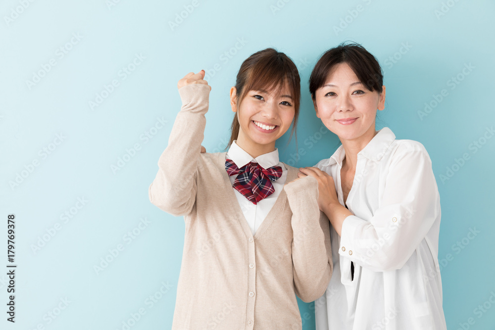 ガッツポーズをする女子高生と母親