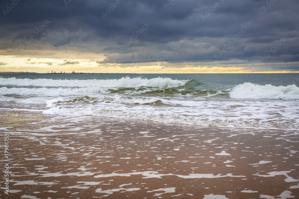 波兰暴风雨天气下的波罗的海海滩