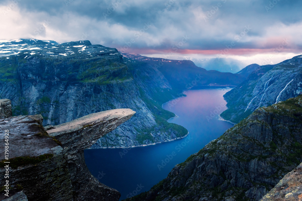 Trolltunga岩石的壮丽景色