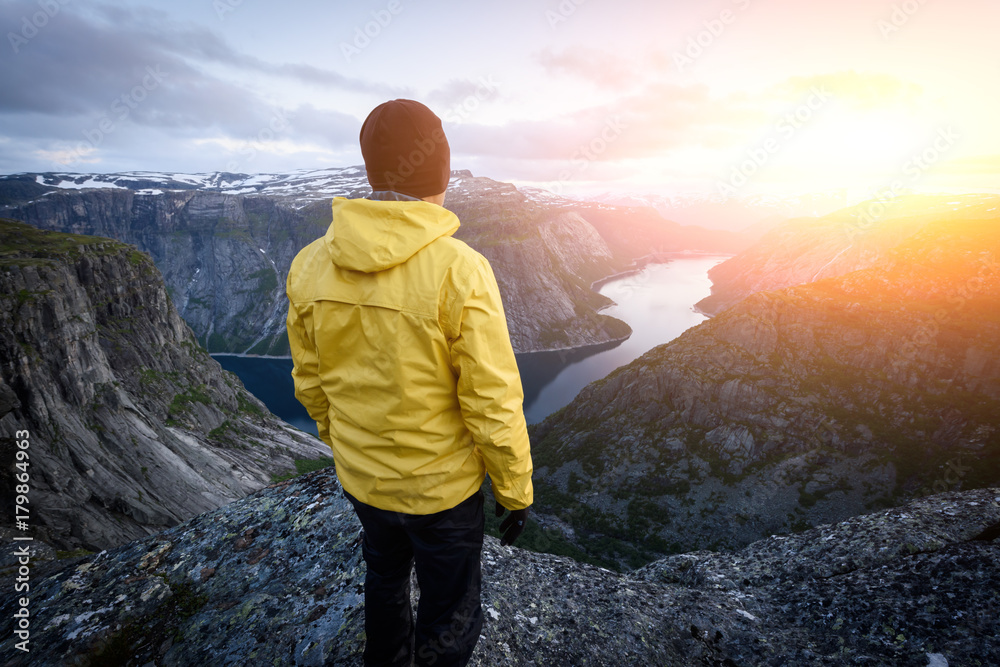 Trolltunga岩石上的独自游客